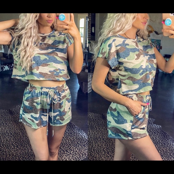 ISO Two piece crop top camo set - Picture 1 of 1